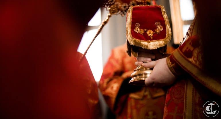 Как помочь, если человек ходит на службу в храм, но не причащается?