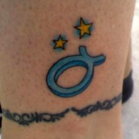 Тату на голени у девушки - знак зодиака Телец