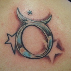 Тату на позвоночнике у девушки - знак зодиака телец и звезды