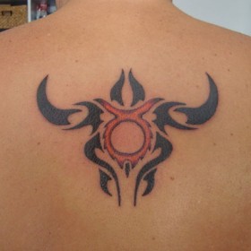 Татуировка на позвоночнике парня - знак зодиака Телец