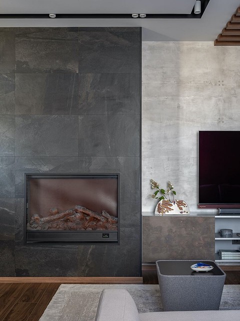 Стены вокруг биокамина в гостиной были отделаны керамогранитом, чтобы сделать эту зону максимально естественной.