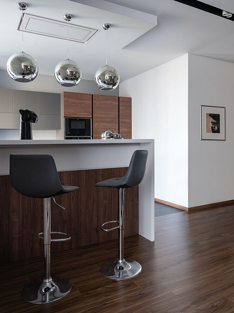 На пол уложен натуральный паркет, а весь текстиль выбран с матовым эффектом.