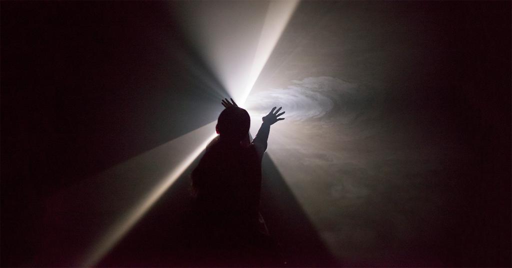 Могут ли умершие родственники видеть и слышать нас