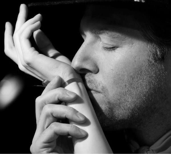 Mildt kyss på hånden