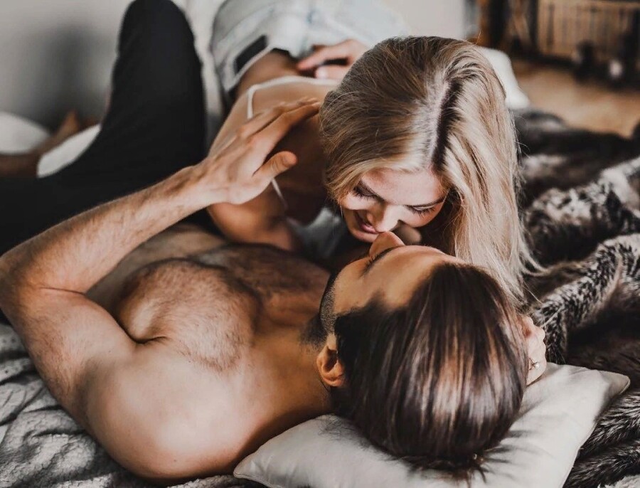 romantisk par i seng