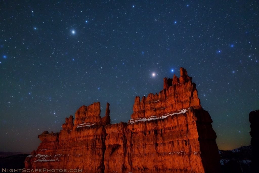 Арктур, Марс и Спика над скалой в национальном парке Брайс-Каньон, США Арктур, Марс и Спика над скалой в национальном парке Брайс-Каньон, США