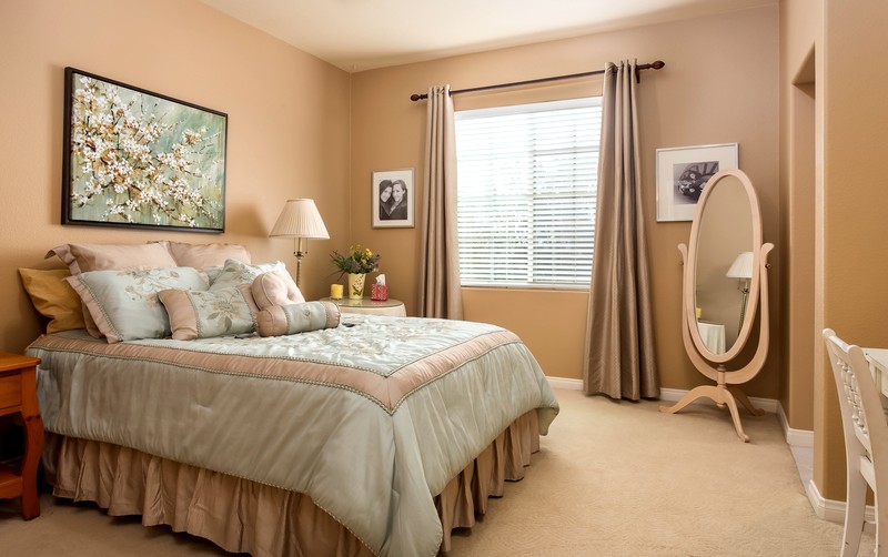 Зеркало в углу комнаты