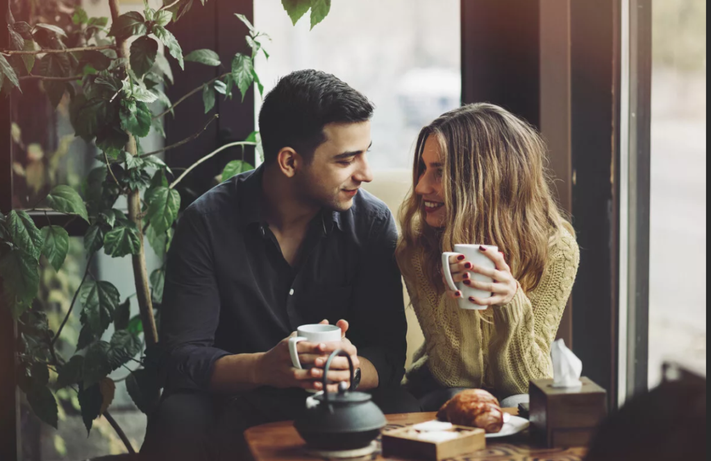 Парень с девушкой пьют кофе
