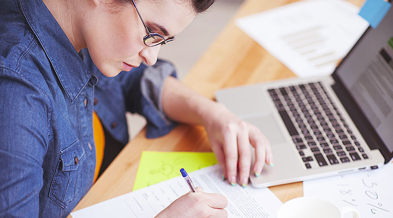 женщина за столом