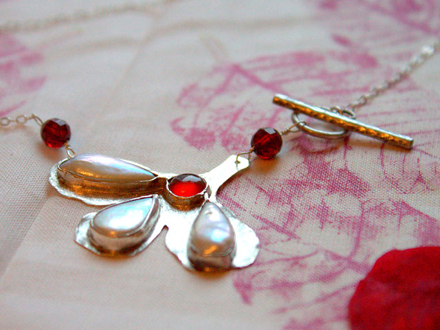 Сердолик и жемчуг в серебряной оправе