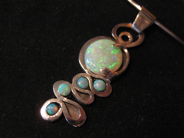 Опаловый кулон