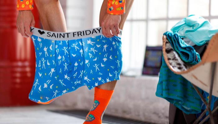 надевает трусы