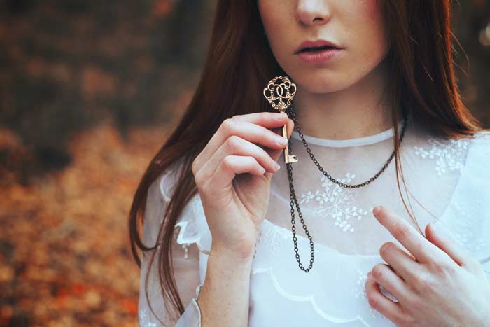 nøkkel rundt halsen