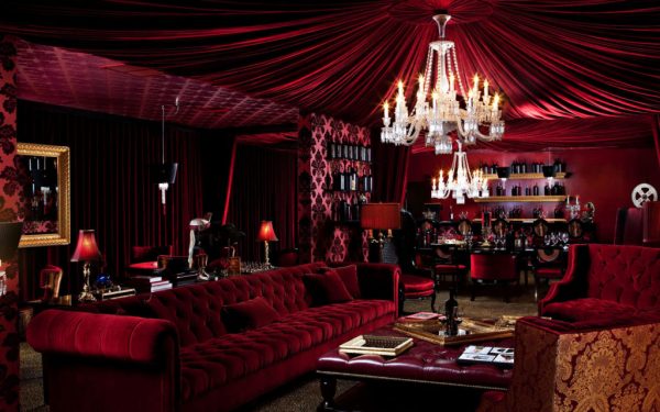 Бордовые тона выбирают зрелые респектабельные люди