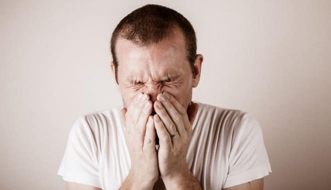 Парень морщит нос