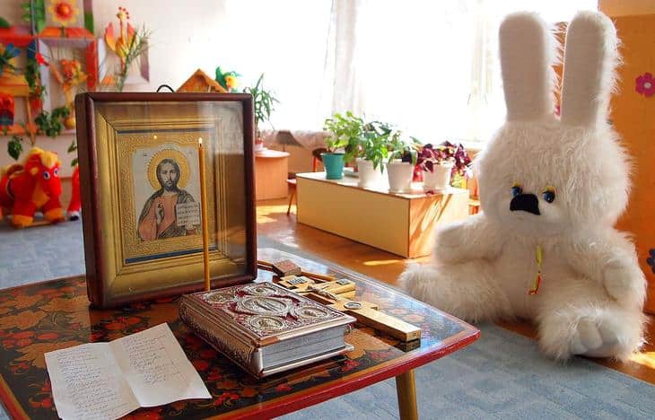 Икона, свеча, Библия на столе в доме как благословить дом