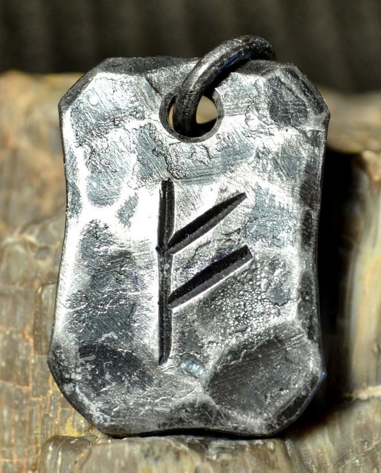 Железный амулет с руной.