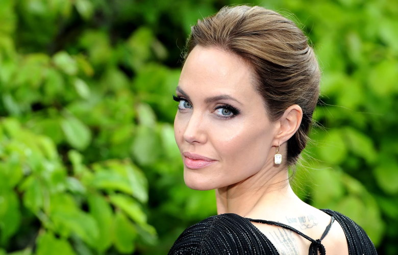 Анджелина Джоли