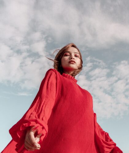 девушка в красном платье