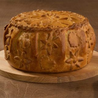 Зимой фермеры регулярно подкармливали птиц.