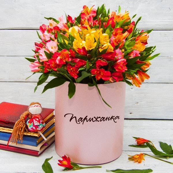 Букет альстромерий в шляпной коробке