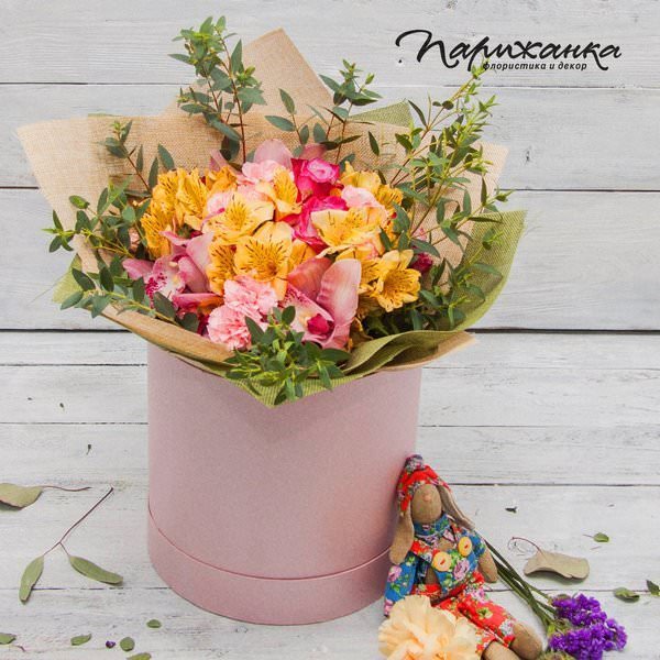 Букет из альстромерий, гвоздик и орхидей в шляпной коробке