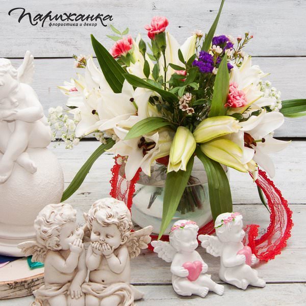Композиция с белыми лилиями и кустовыми гвоздиками