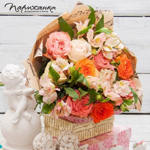 Композиция с пионами и альстромериями