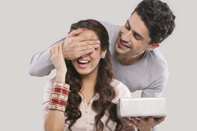 Подарок от умершего родственника во сне – потеря в реальной жизни.