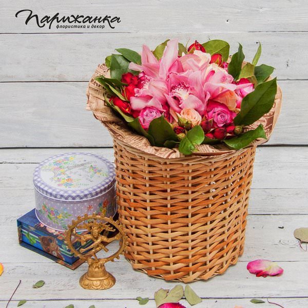 Розовые орхидеи и розы в плетеной корзине