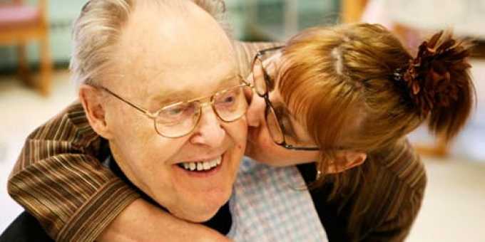 Также улыбающийся умерший родственник может присниться как предвестие радостного события.