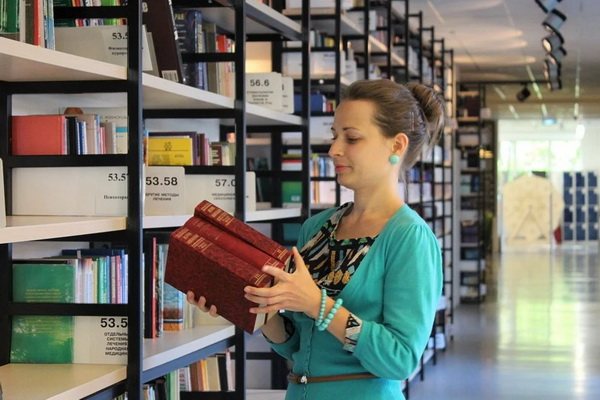 женщина-библиотекарь